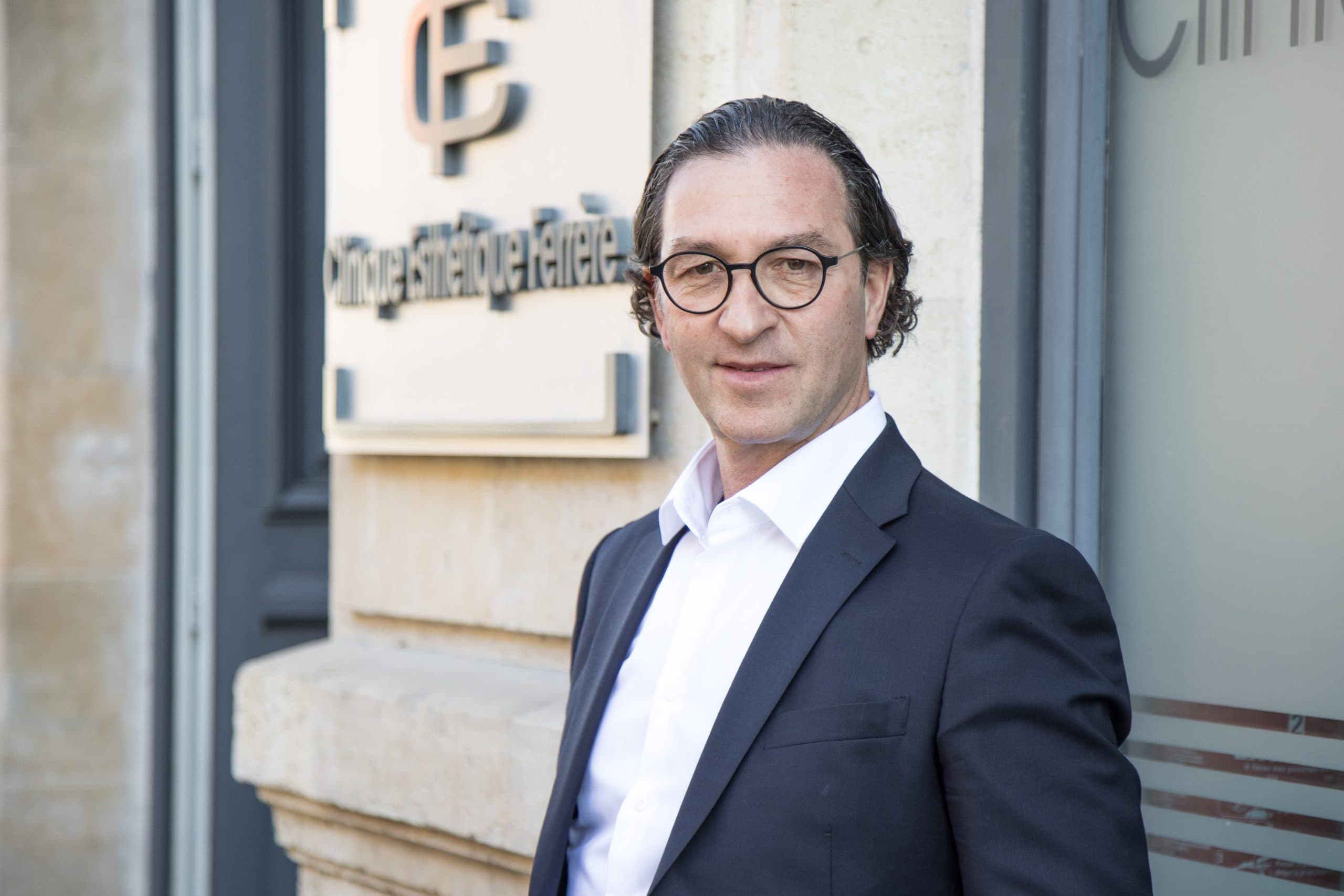 Le Dr Armand Azencot devant la Clinique Esthétique Ferrère, à Bordeaux