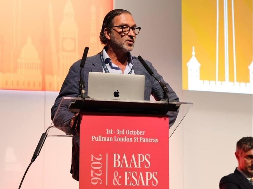 Le Dr Azencot au pupitre du congrès BAAPS et ESAPS 2026, à Londres