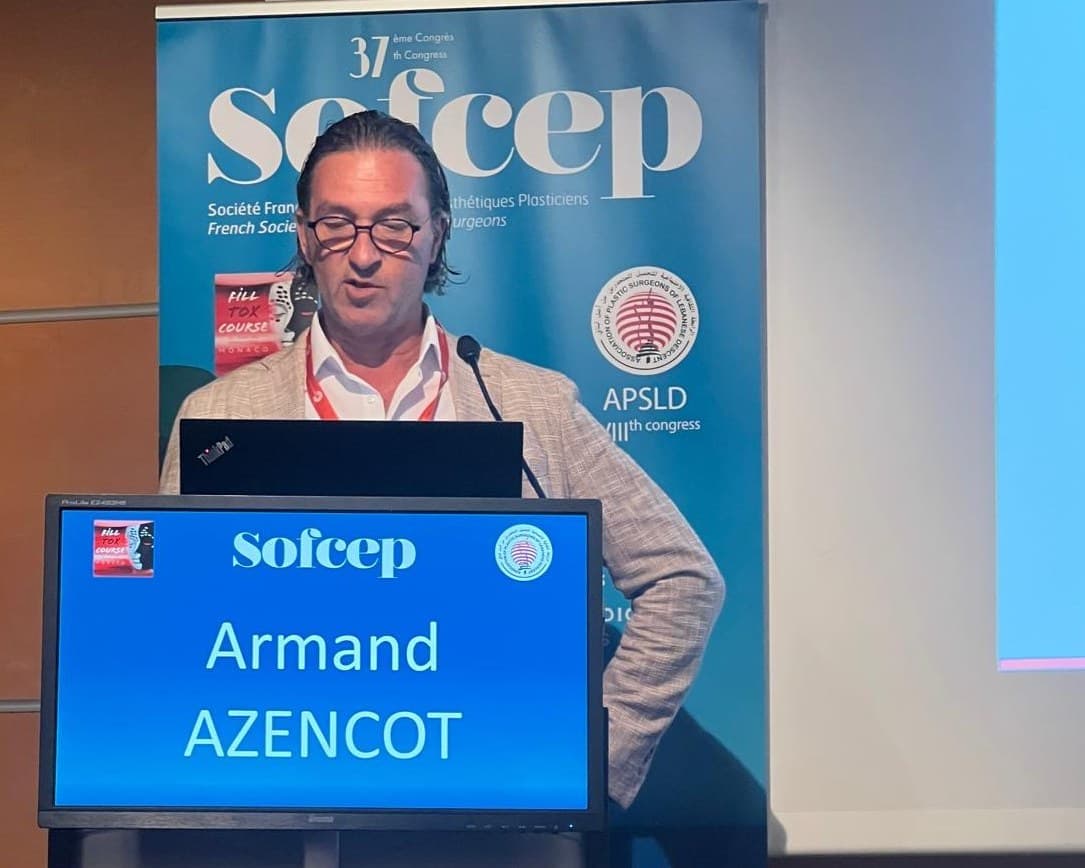 Le Dr Azencot au pupitre du 37e congrès de la SOFCEP, son nom affiché à l’écran