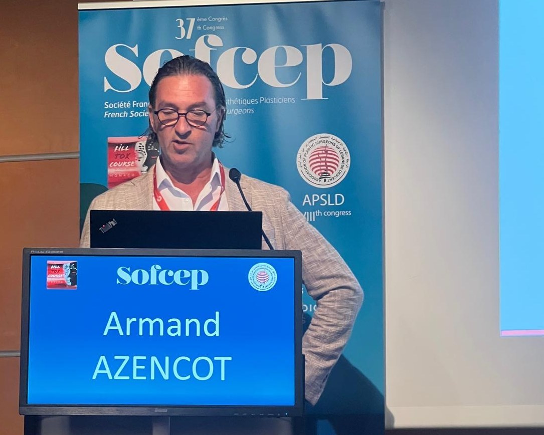 Le Dr Armand Azencot au pupitre du 37e congrès de la SOFCEP, son nom affiché à l’écran.